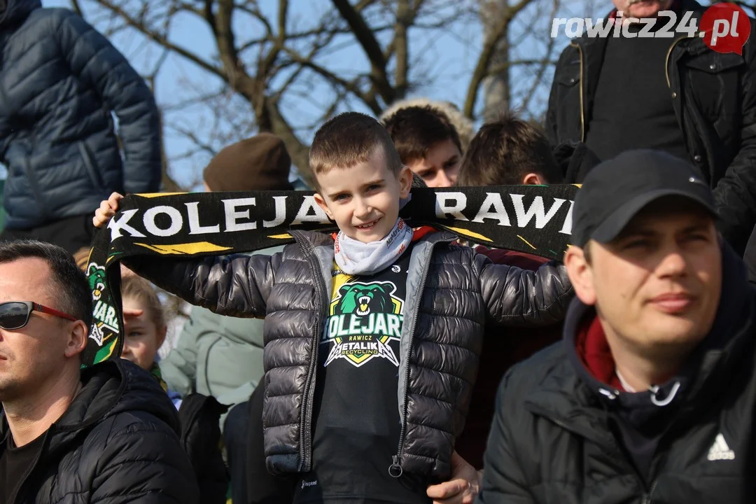 Kibice Kolejarza Rawicz podczas inauguracji sezonu w Rawiczu.