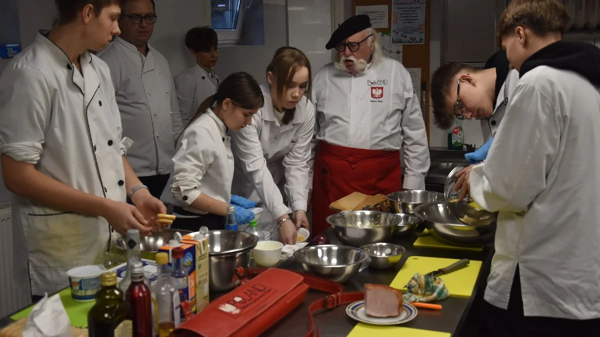 W otwarciu nowej pracowni gastronomicznej w ZSOiZ w Krobi udział wziął słynny kucharz. Uczył nie tylko, jak gotować, ale też dobrych nawyków w kuchni - Zdjęcie główne
