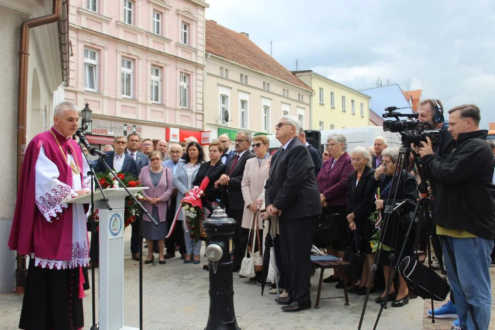 Jarocin. Odsłonięcie tablicy poświęconej kolporterom gazety konspiracyjnej "Dla Ciebie, Polsko" i koncert patriotyczny w JOK-u