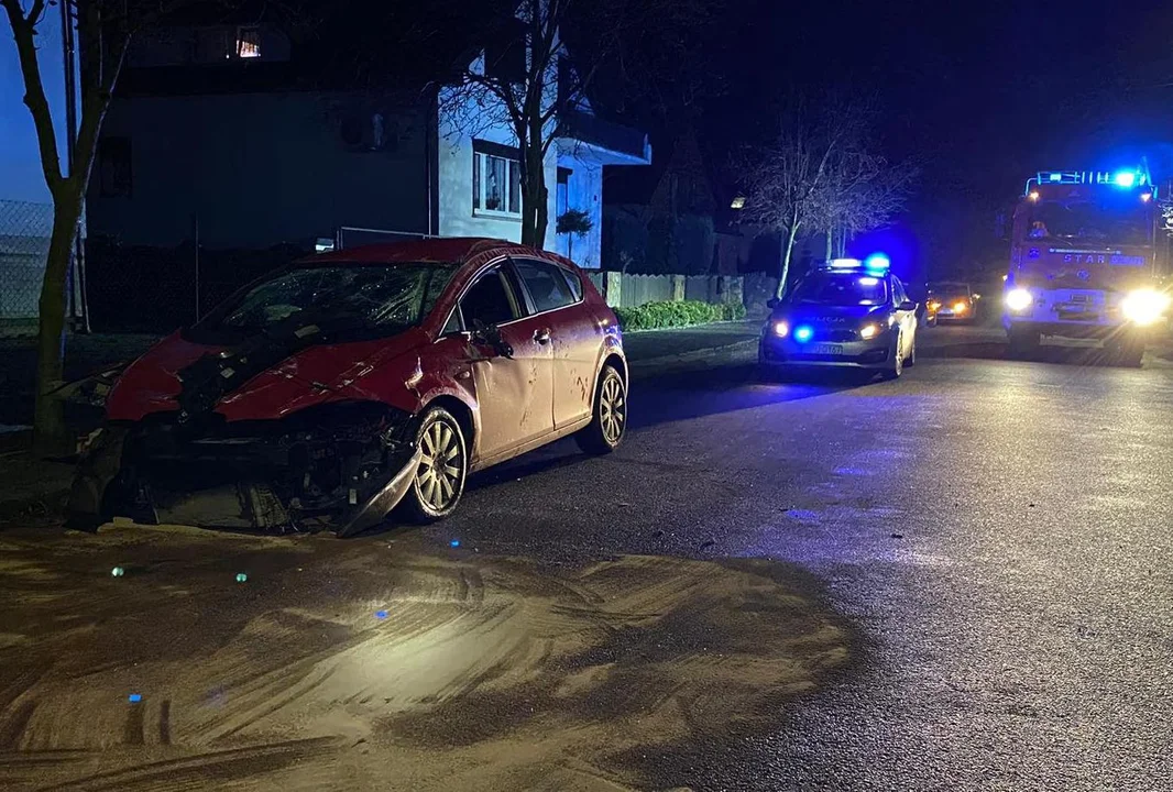 Kolizja w Choczu. Samochód osobowy uderzył w drzewo [ZDJĘCIA] - Zdjęcie główne