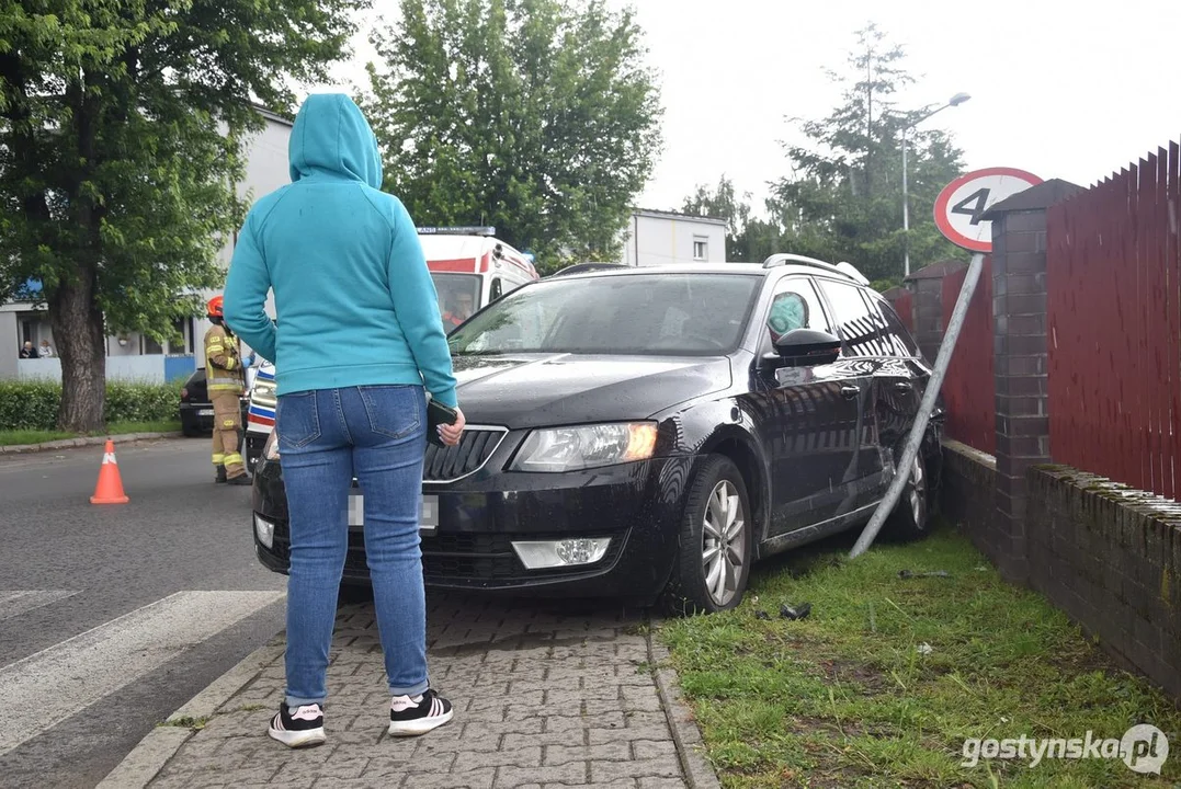 Zderzenie kia i skody na skrzyżowaniu ul. Hutnika i Polnej w Gostyniu