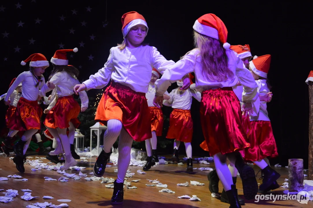 Spektakl "Gdzie jesteś Święty Mikołaju?' w wykonaniu Grupy Teatralnej "Na Fali" z Krobi