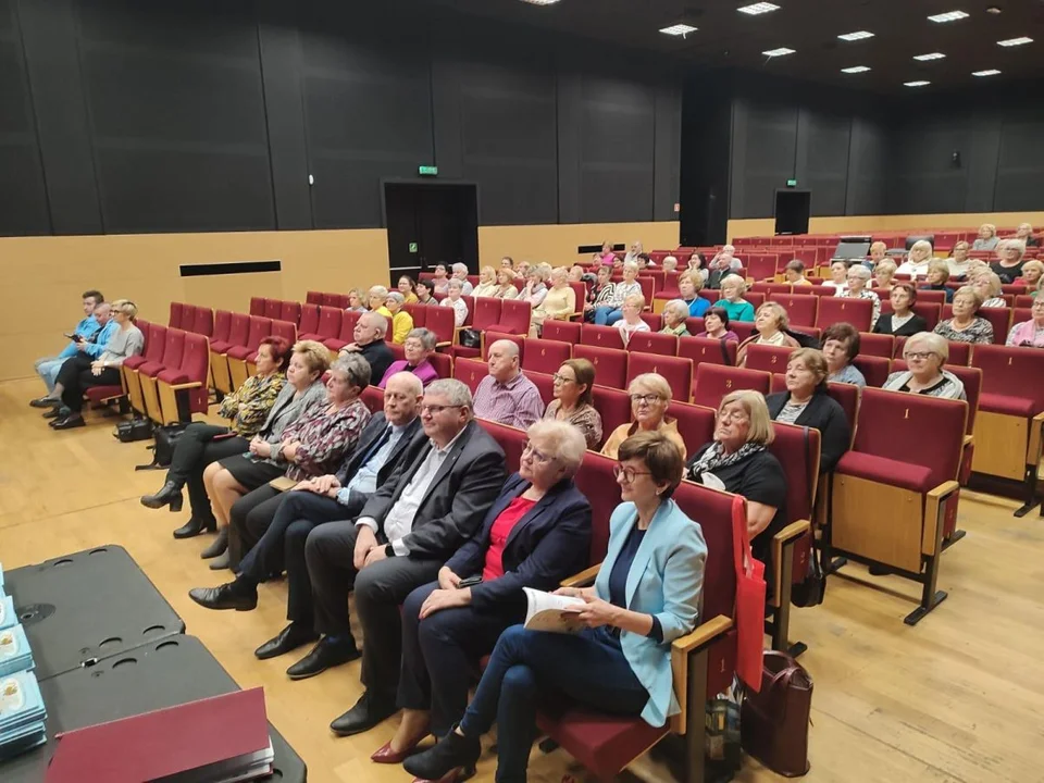 Słuchacze JUTW uczyli się, jak nie marnować żywności. Kulinarne warsztaty z marszałkiem w Jarocinie