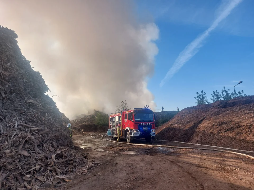 Pożar składowiska biomasy w Sławoszewku