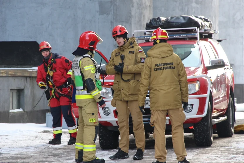 Ćwiczenia z ratownictwa wysokościowego na elewatorze zbożowym w Pleszewie