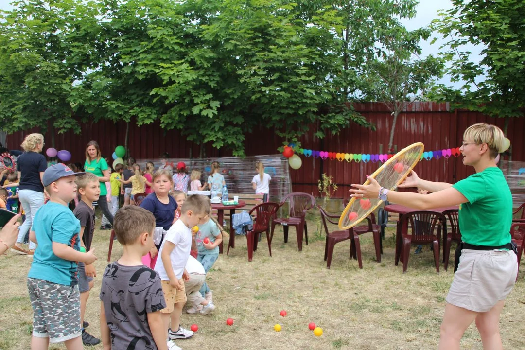 Przedszkolaki integrowały się z seniorami. Festyn na ulicy Zacisznej w Jarocinie