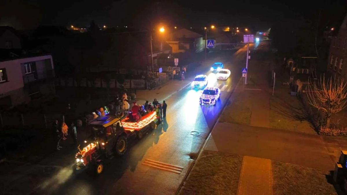Mikołajkowy korowód samochodowy zajechał do wsi. To nie pierwszy raz mieszkańcy tak witają Świętego Mikołaja - Zdjęcie główne