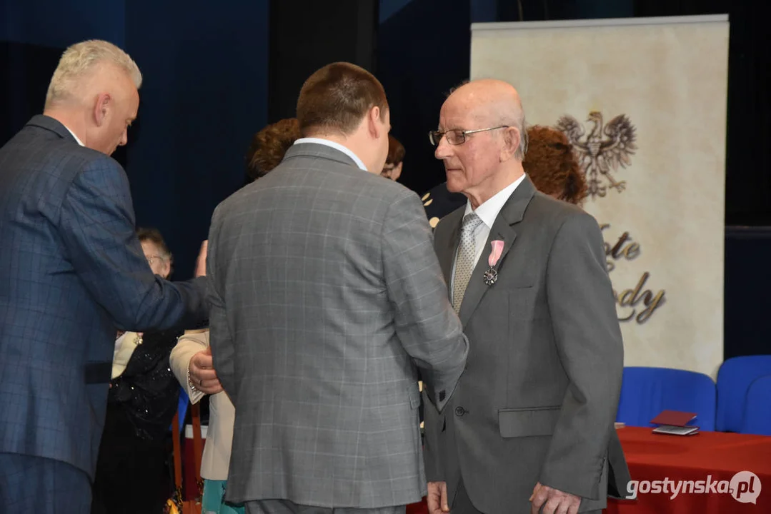 Jubileusze małżeńskie w gminie Gostyń. Blisko 60 par otrzymało pamiątkowe medale