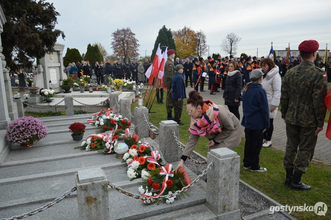 Przemarsz i uroczystości na cmentarzu w dniu 11 listopada w Krobi