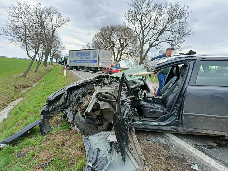 Krotoszyn. Zderzenie samochodu osobowego z ciężarówką. Jedna osoba ranna [ZDJĘCIA] - Zdjęcie główne
