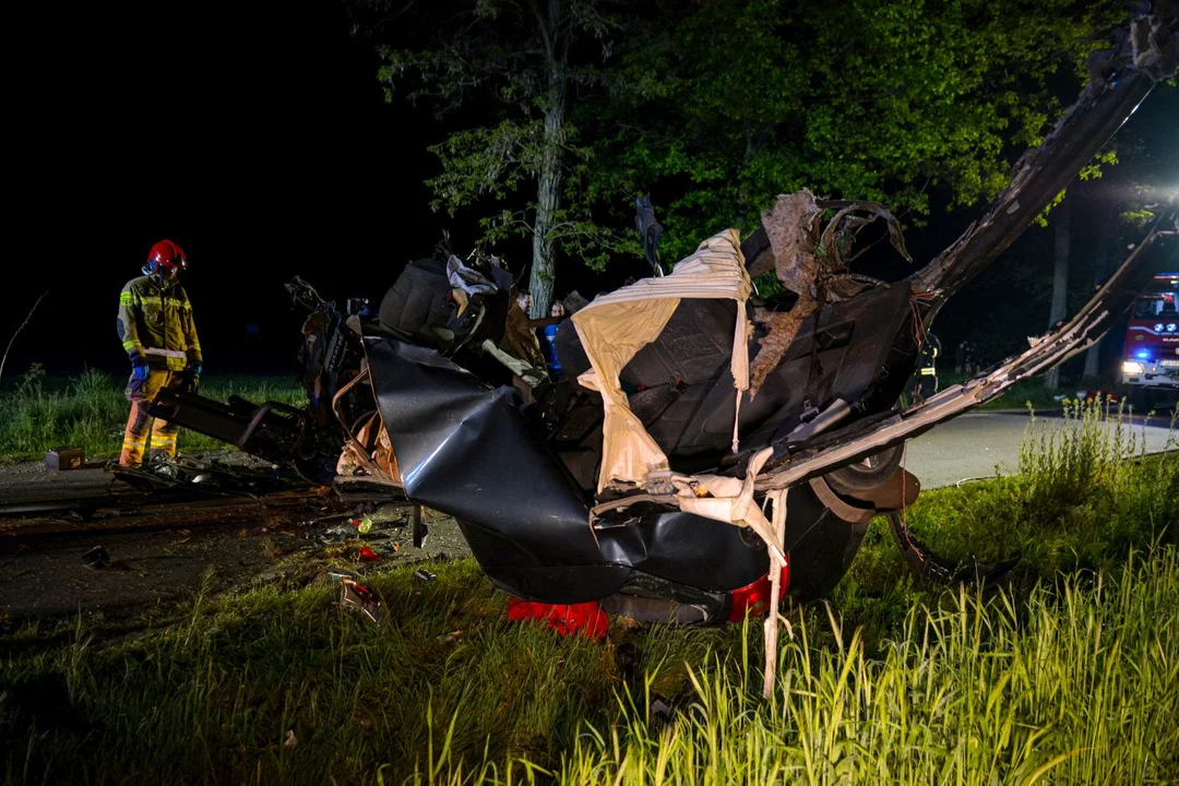 Kierowca volkswagena golfa  rozbił auto na drzewie na drodze Lubinia Mała - Dobieszczyzna - Zdjęcie główne