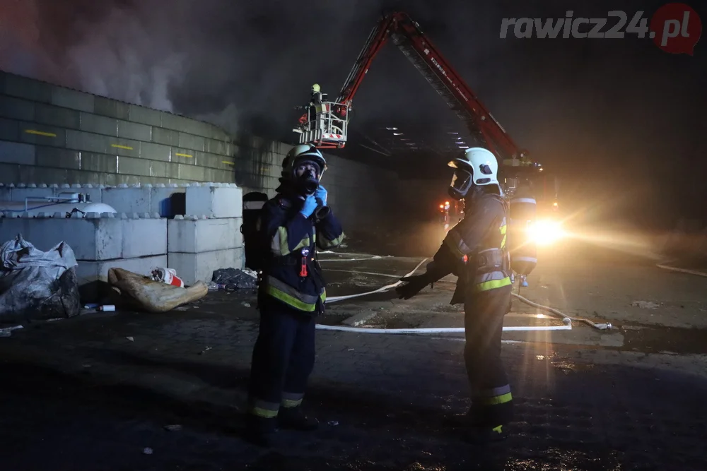 Pożar odpadów na terenie jednej z rawickich firm