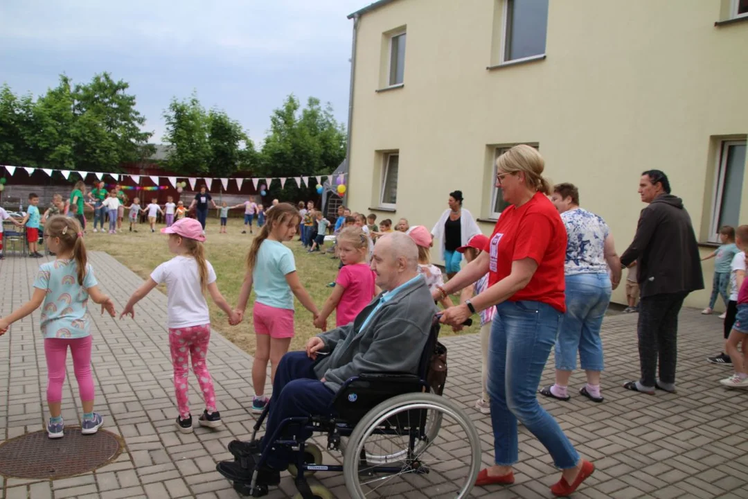 Przedszkolaki integrowały się z seniorami. Festyn na ulicy Zacisznej w Jarocinie