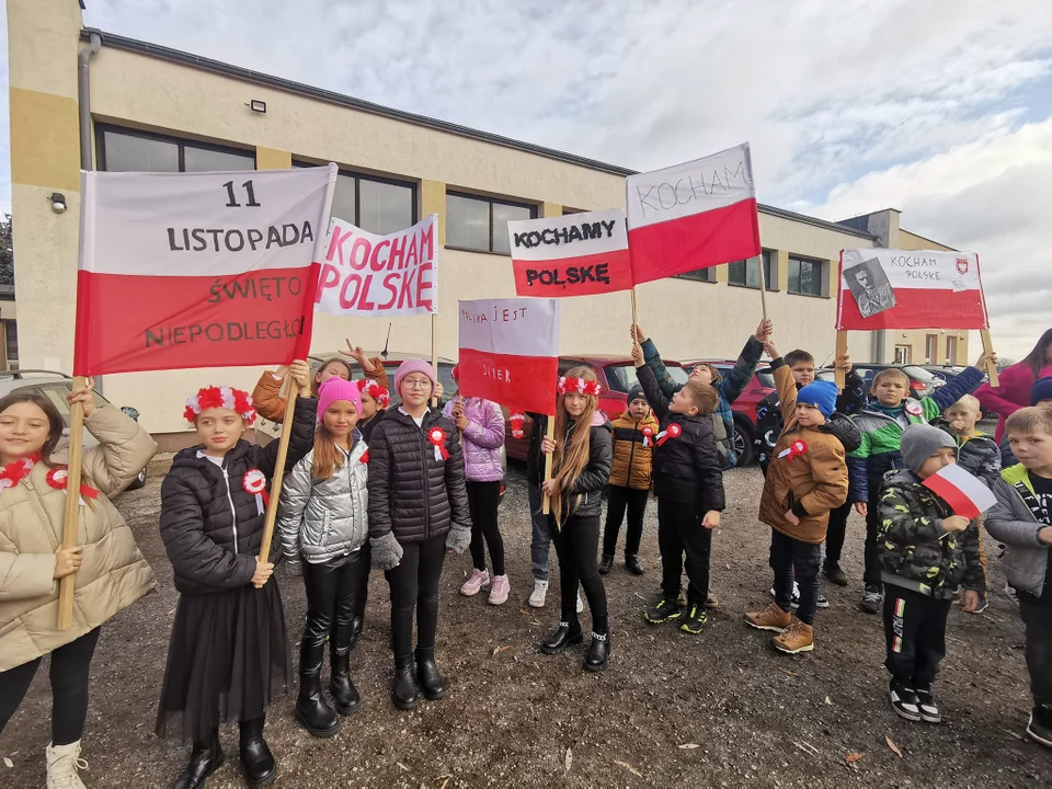 Piękna akcja szkoły w Kowalewie. Pokazali, jak kochają Polskę! [ZDJĘCIA] - Zdjęcie główne