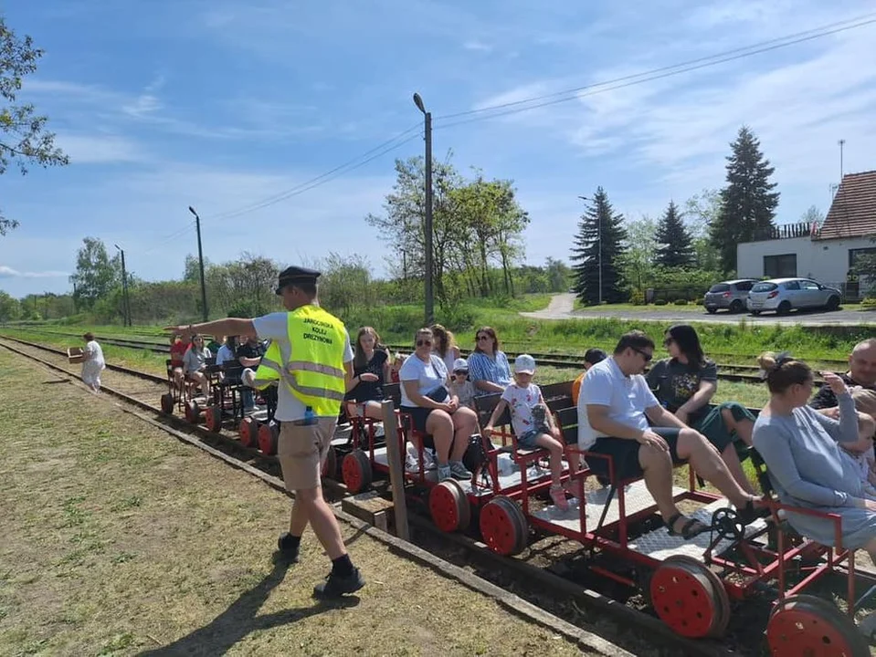 Weseli Ogrodnicy na drezynach. Piknik dla Fundacji Ogród Marzeń na stacji Brzostów Wlkp.