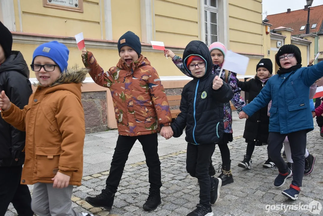 Przemarsz z flagami przedszkolaków z Przedszkola Samorządowego "Pod Świerkami" w Krobi