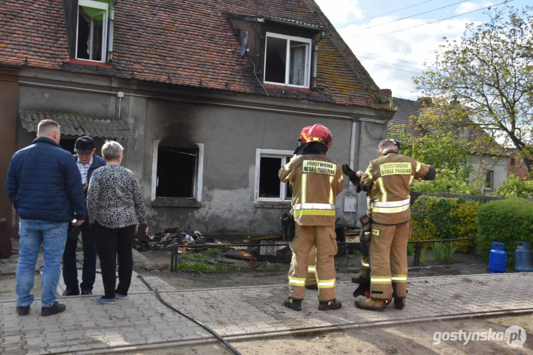 Groźny pożar w Łęce Wielkiej. Mieszkanie spłonęło doszczętnie