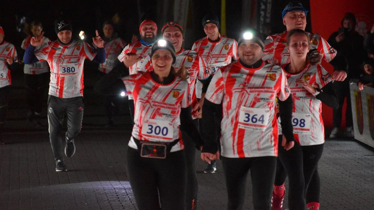 Nocny Bieg Niepodległości w Pępowie 2023. Na starcie biegów na 5 i 10 km stanęła rekordowa liczba biegaczy - Zdjęcie główne
