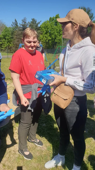 Pozbierali śmieci w okolicy ronda na pograniczu Rawicza i Sierakowa