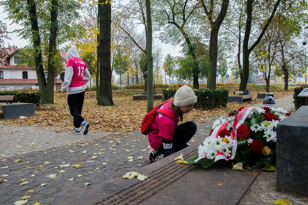 Biegacze Jarocin pobiegli szlakiem pomników poświęconych bohaterom Ziemi Jarocińskiej