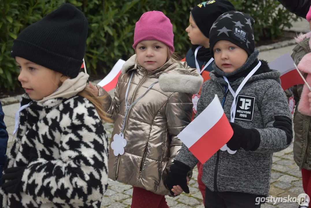 Przemarsz z flagami przedszkolaków z Przedszkola Samorządowego "Pod Świerkami" w Krobi