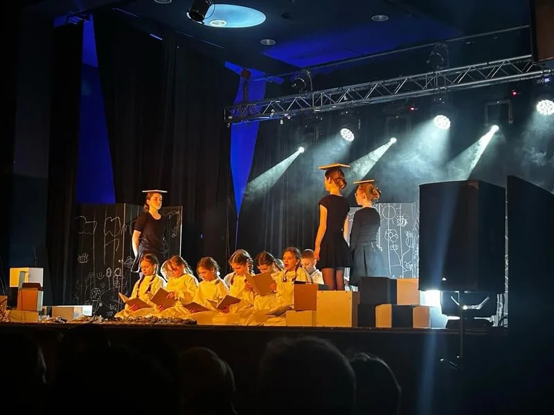 Gostyń. Premiera spektaklu, który przygotował teatr dziecięcy Nocne Marki ze Szkoły Podstawowej im. Marii Montessori