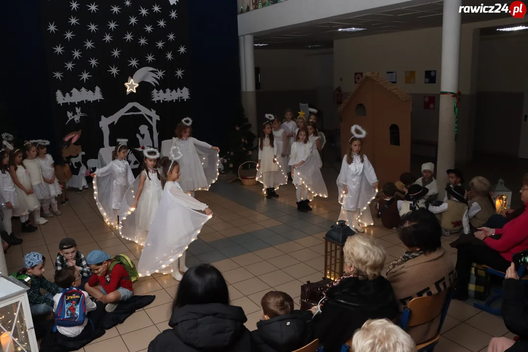 Jasełka, życzenia i poczęstunek w szkole w Sierakowie