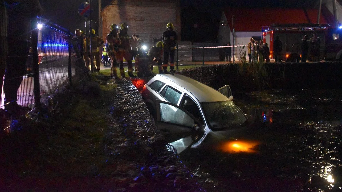 Czwórka młodych ludzi wpadła autem do stawu w centrum Krobi. Opel oparł się o skarpę - Zdjęcie główne