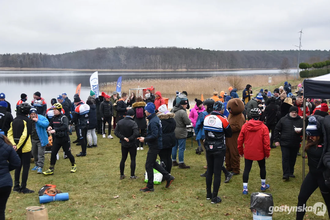 Klub Morsów "Niedźwiedź" Gostyń zorganizował dla WOŚP piknik na plaży jeziora cichowskiego