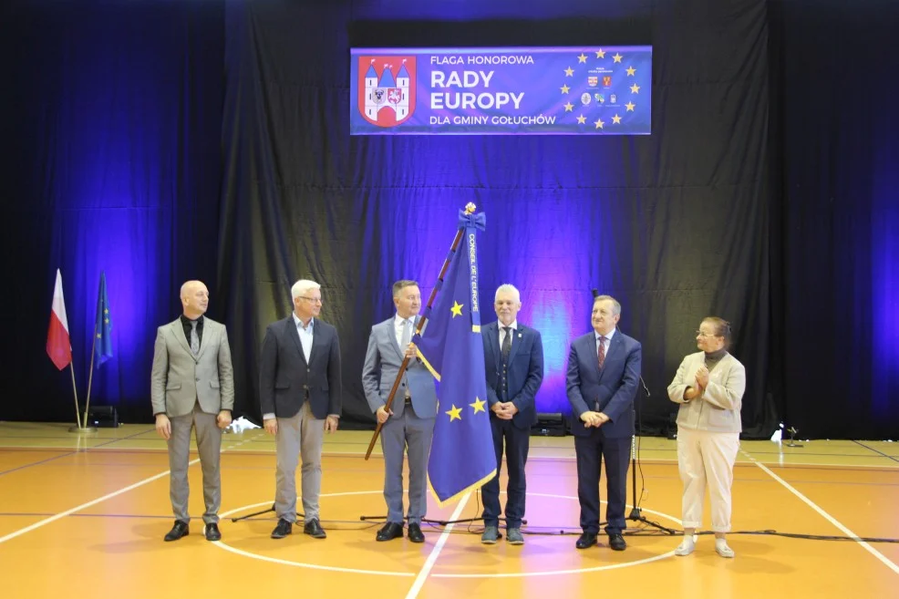 Gminie Gołuchów nadano Flagę Honorową Rady Europy! Z tej okazji uczniowie szkół i delegacje z miast partnerskich przeszli w kolorowej paradzie [ZDJĘCIA] - Zdjęcie główne