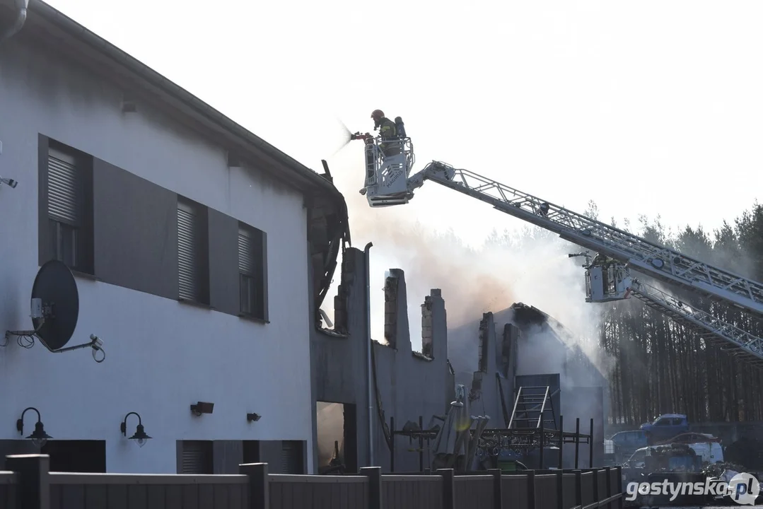 Pożar na stacji demontażu pojazdów w Śmiłowie