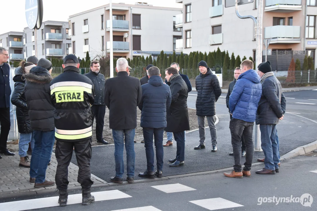 Otwarcie nowej drogi w Gostyniu - spacer samorządowców i mieszkańców