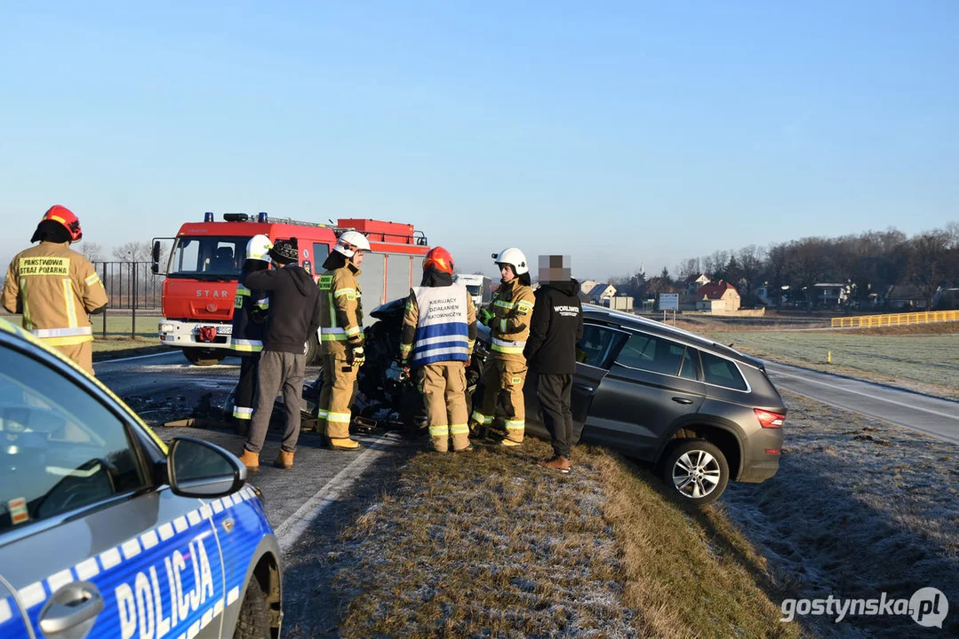 Wypadek na DW434 Gostyń - Poznań. Zderzyły się trzy samochody