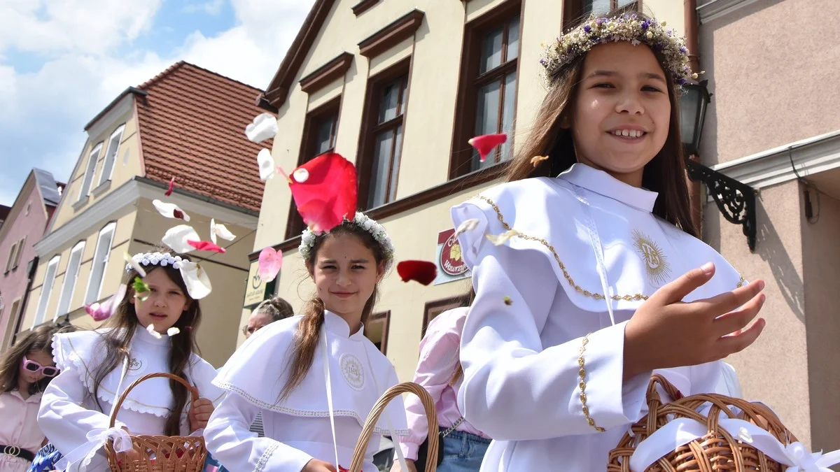 Boże Ciało w Rawiczu. Tłumy na ulicach miasta [ZDJĘCIA] - Zdjęcie główne