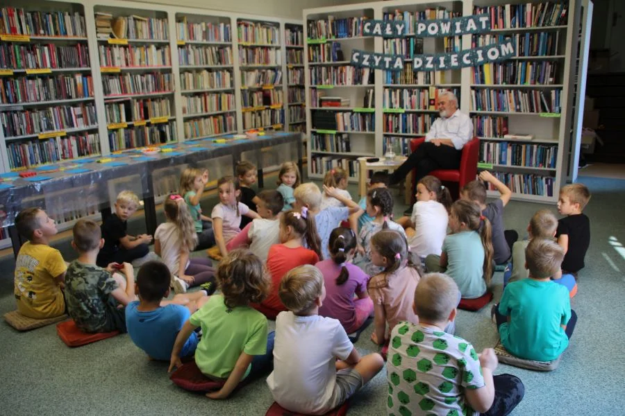 Prezes z Gazety czytał dzieciom w bibliotece w Jarocinie. Akcja "Cały powiat czyta dzieciom" - Zdjęcie główne