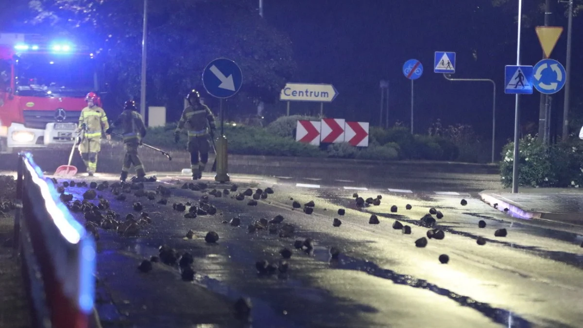 Rawicz. Buraki na drodze. Ul. Sarnowska była wyłączona z ruchu [ZDJĘCIA] - Zdjęcie główne