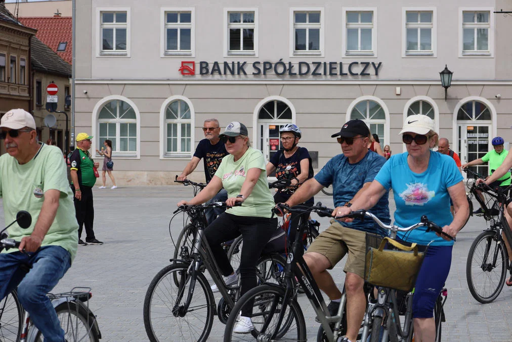 Rajd "Rowerem na Piknik" wyruszył z rawickiego rynku. Cykliści jechali dwoma trasami [ZDJĘCIA] - Zdjęcie główne