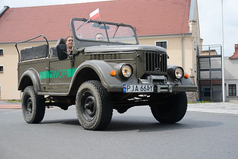 Wystawa zabytkowych pojazdów w Jarocinie z okazji Święta Flagi