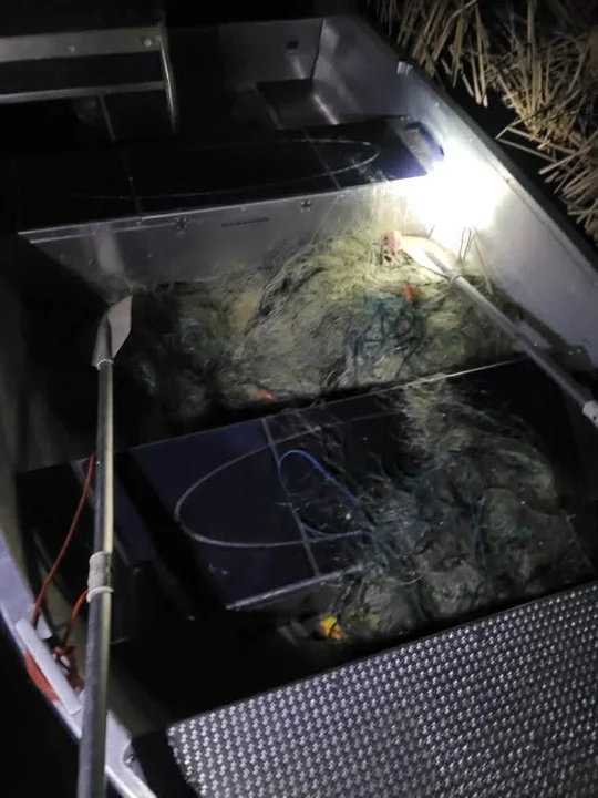 Setki metrów nielegalnych sieci na zalewie: "To musi być jakaś zorganizowana grupa przestępcza"