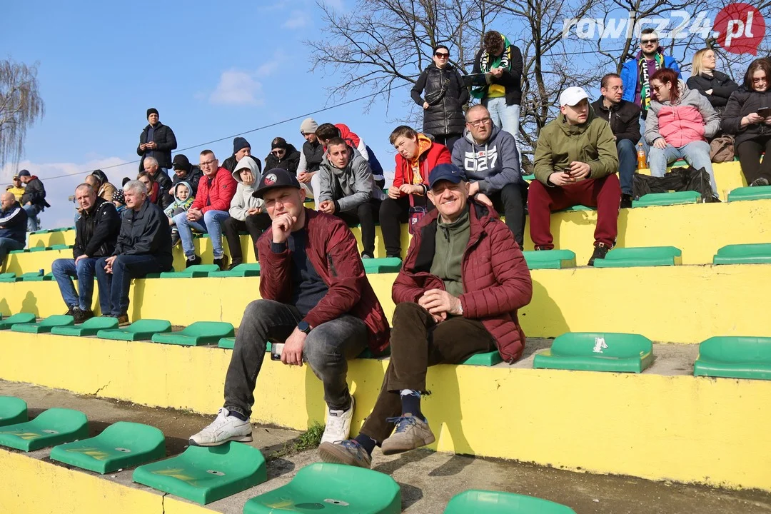 Kibice Kolejarza Rawicz podczas inauguracji sezonu w Rawiczu.