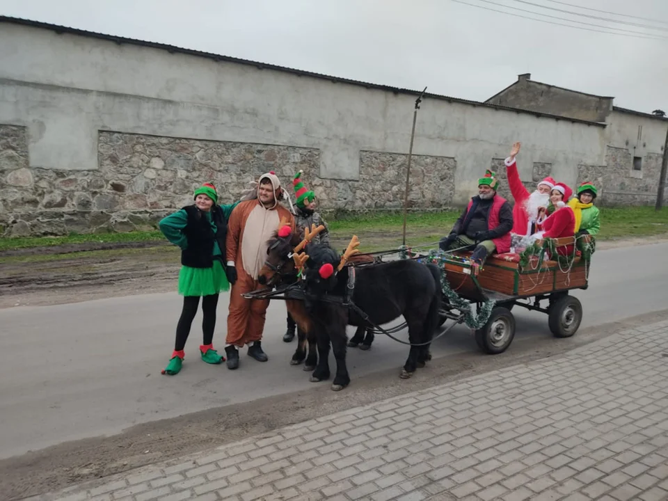 Do Kosowa Święty Mikołaj przyjechał bryką z reniferami-kucami