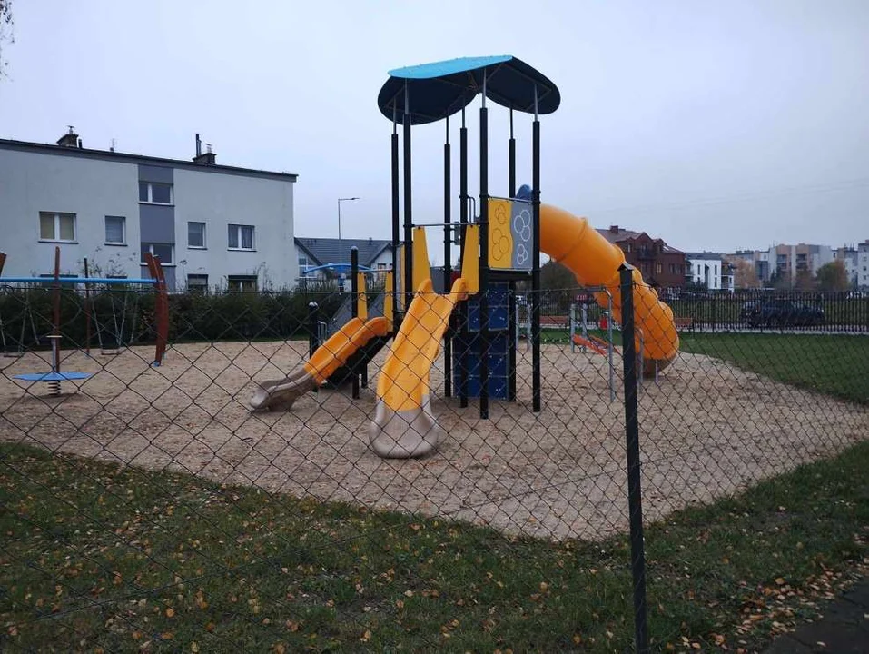 Nowy plac zabaw przy ul. Marii Curie-Skłodowskiej w Jarocinie do rozbiórki?