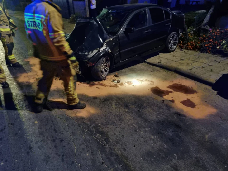 Wypadek w Sułkowicach. Kierujący BMW roztrzaskał płot i samochód