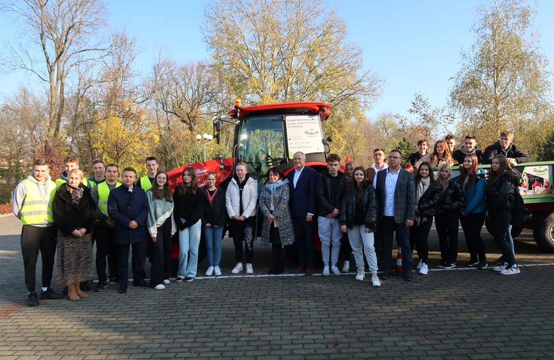 Uczniowie z nowym sprzętem. Ciągnik Zetor w ZSR w Grabonogu - Zdjęcie główne