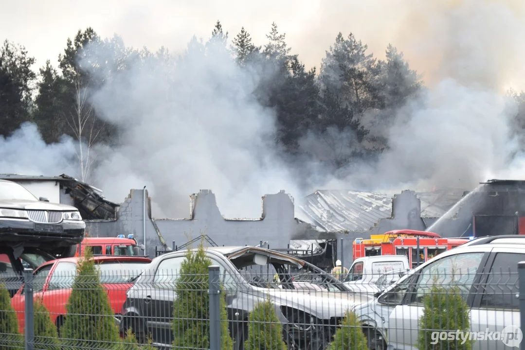 Pożar na stacji demontażu pojazdów w Śmiłowie