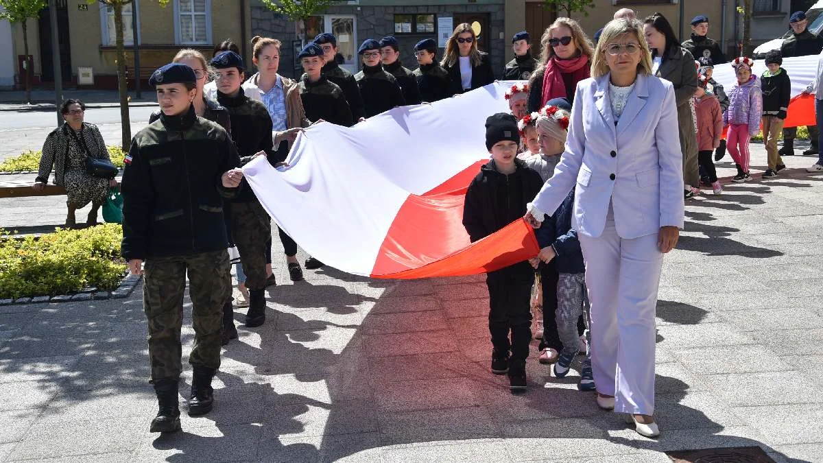 Obchody 80. rocznicy zakonczenia II wojny światowej w Krobi.  Z kilkunastometrową biało-czerwoną flagą przemaszerowali wokół rynku - Zdjęcie główne