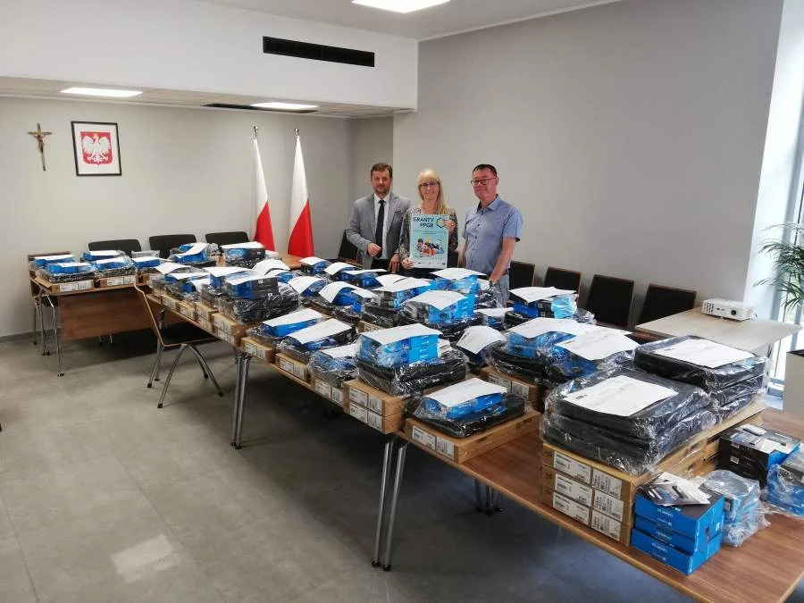Ponad 70 komputerów dla dzieci z rodzin popegeerowskich z gminy Kotlin