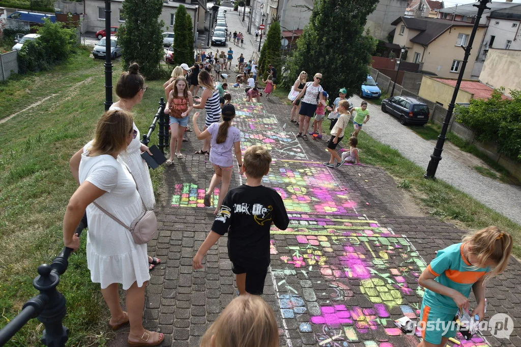 Dzieci z Gostynia malowały schody na Górę Zamkową