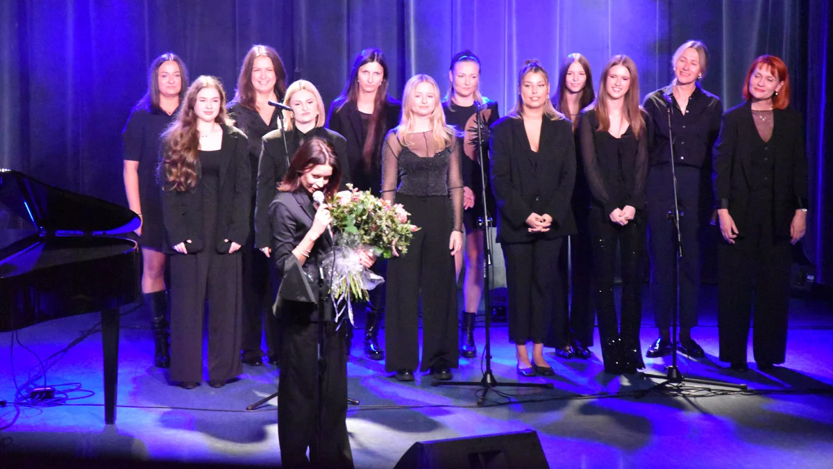 Koncert "Pocałuj noc" w GOK Hutnik. Polskie piosenki lat 90. w wykonaniu solistek Studia Happy Singers