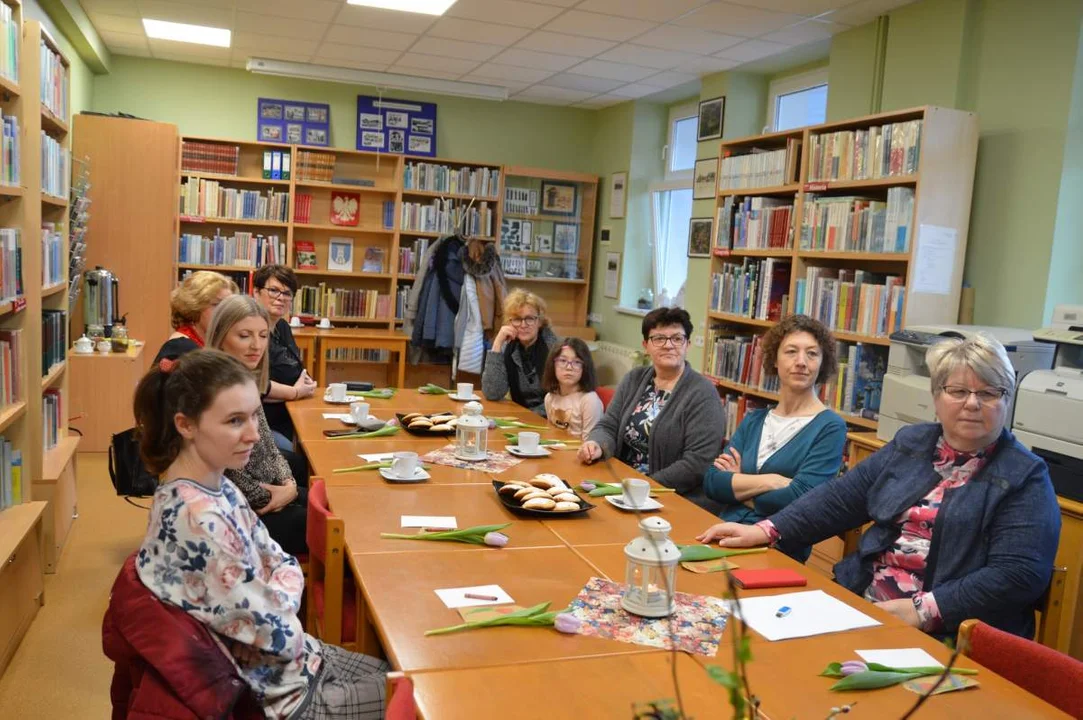 Tulipanowy Dzień Kobiet w nowomiejskiej bibliotece - Zdjęcie główne